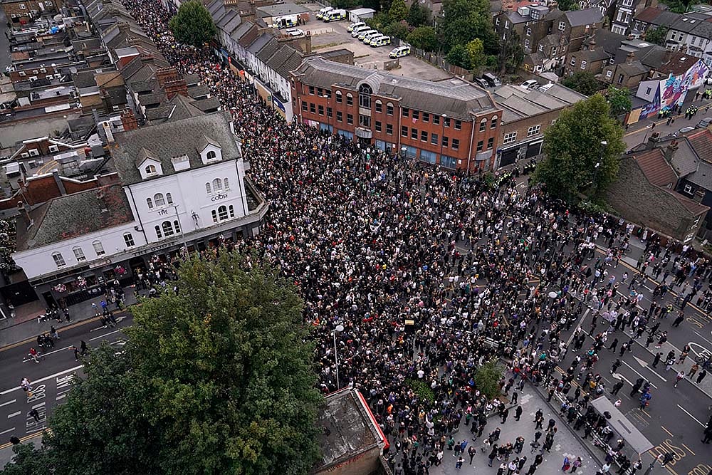 | Photo: AP/Alberto Pezzali : Britain Unrest